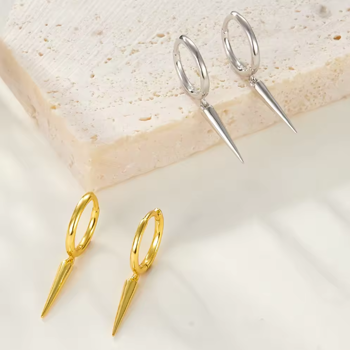 Aretes de Plata Bañado en Oro 18k Modelo Huggies Rock Stuff